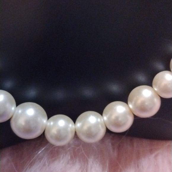 NEW 2 PC Set Faux Pearl Necklace and Earring set! - Picture 3 of 7